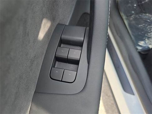 Used 2025 Tesla Model Y Long Range image 14