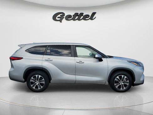 Used 2023 Toyota Highlander XLE FWD image 6