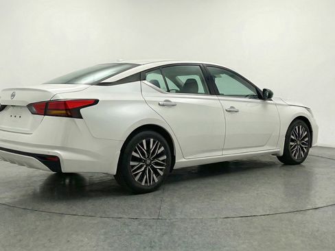 Used 2025 Nissan Altima 2.5 SV FWD image 9