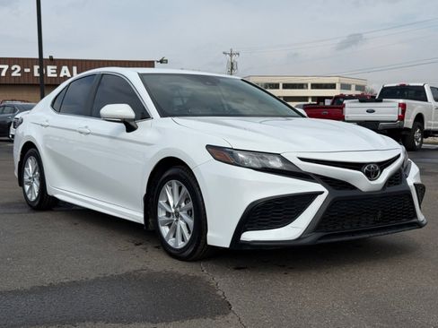 Used 2024 Toyota Camry SE image 2
