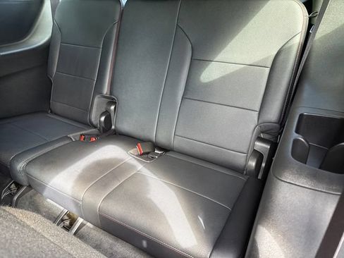 Used 2025 Chevrolet Traverse RS FWD image 18