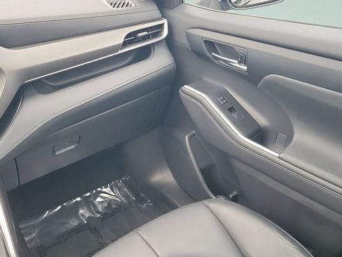 Used 2023 Toyota Highlander XLE FWD image 13