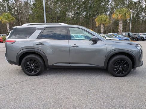 Used 2023 Nissan Pathfinder SL image 3