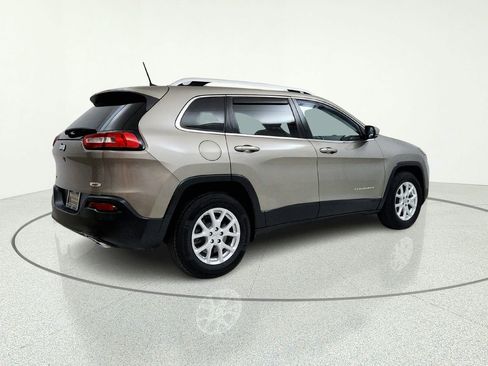 Used 2017 Jeep Cherokee Latitude w/ Comfort/Convenience Group AWD/4WD image 8