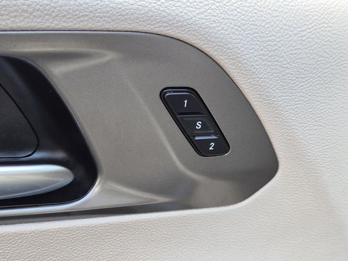 Used 2022 Chrysler Pacifica Touring-L FWD image 18
