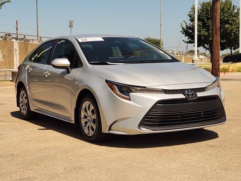 Used 2025 Toyota Corolla LE FWD image 2