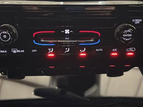 Used 2024 Jeep Grand Cherokee Laredo X image 12