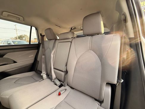 Used 2022 Toyota Highlander LE image 15