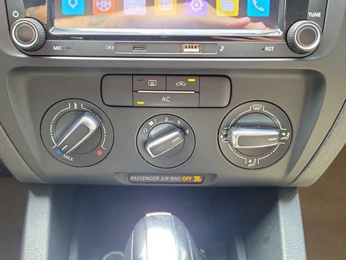 Used 2011 Volkswagen Jetta SE FWD image 26