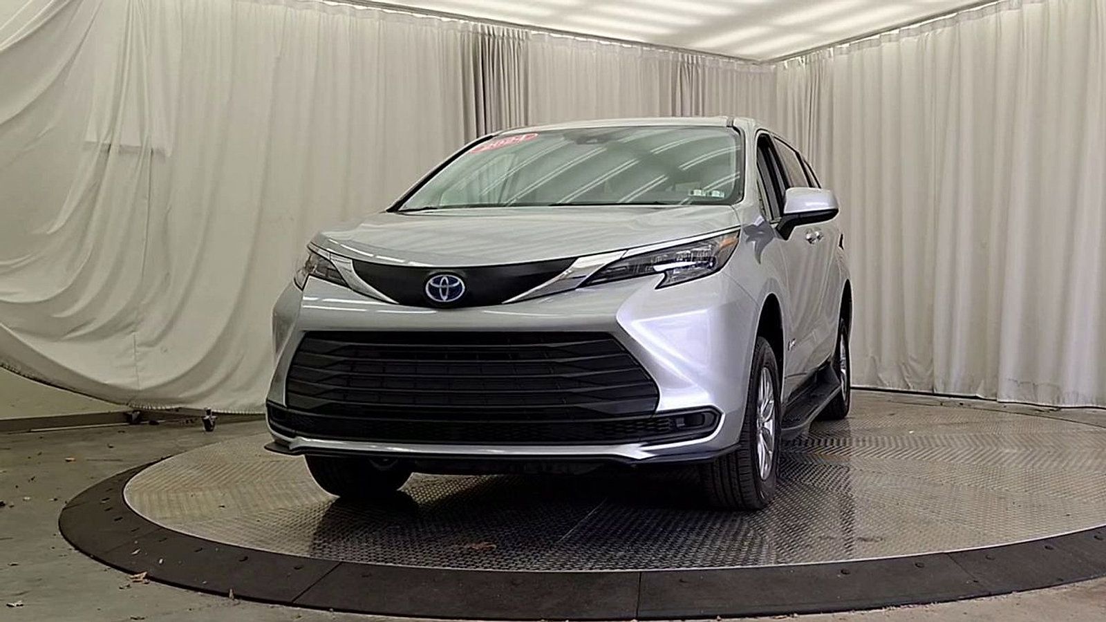 Used 2024 Toyota Sienna LE FWD image 6