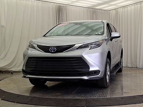 Used 2024 Toyota Sienna LE FWD image 6