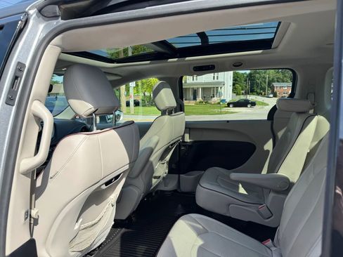 Used 2020 Chrysler Pacifica Limited FWD image 32