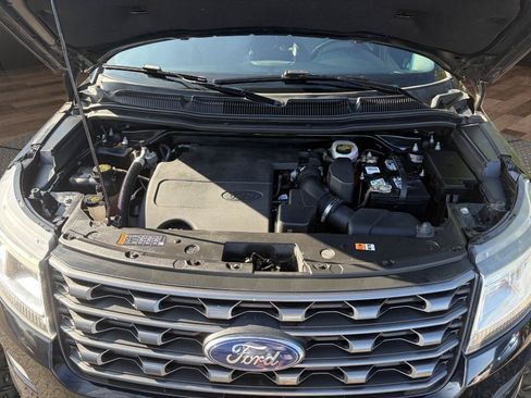 Used 2017 Ford Explorer XLT w/ Equipment Group 202A AWD/4WD image 22