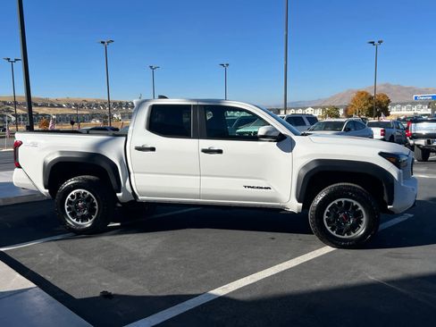 Used 2024 Toyota Tacoma TRD Off-Road image 6
