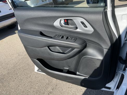 Used 2025 Chrysler Pacifica Limited image 52