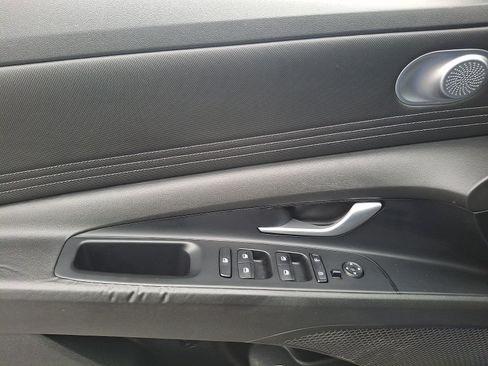 Used 2022 Hyundai Elantra Limited FWD image 12