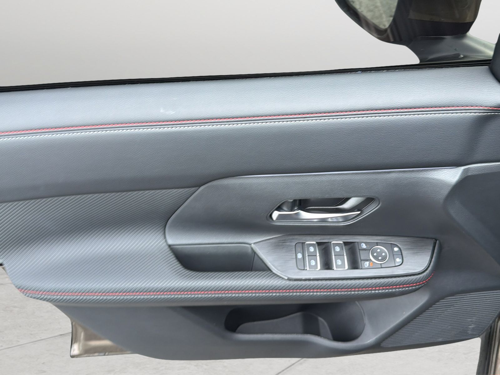 Certified 2025 Nissan Kicks SR FWD image 27