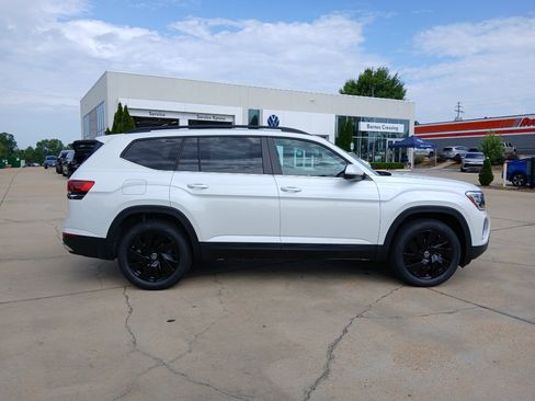 New 2026 Volkswagen Atlas SE FWD image 8