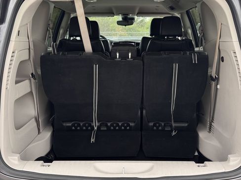 Used 2023 Chrysler Pacifica Touring-L image 28