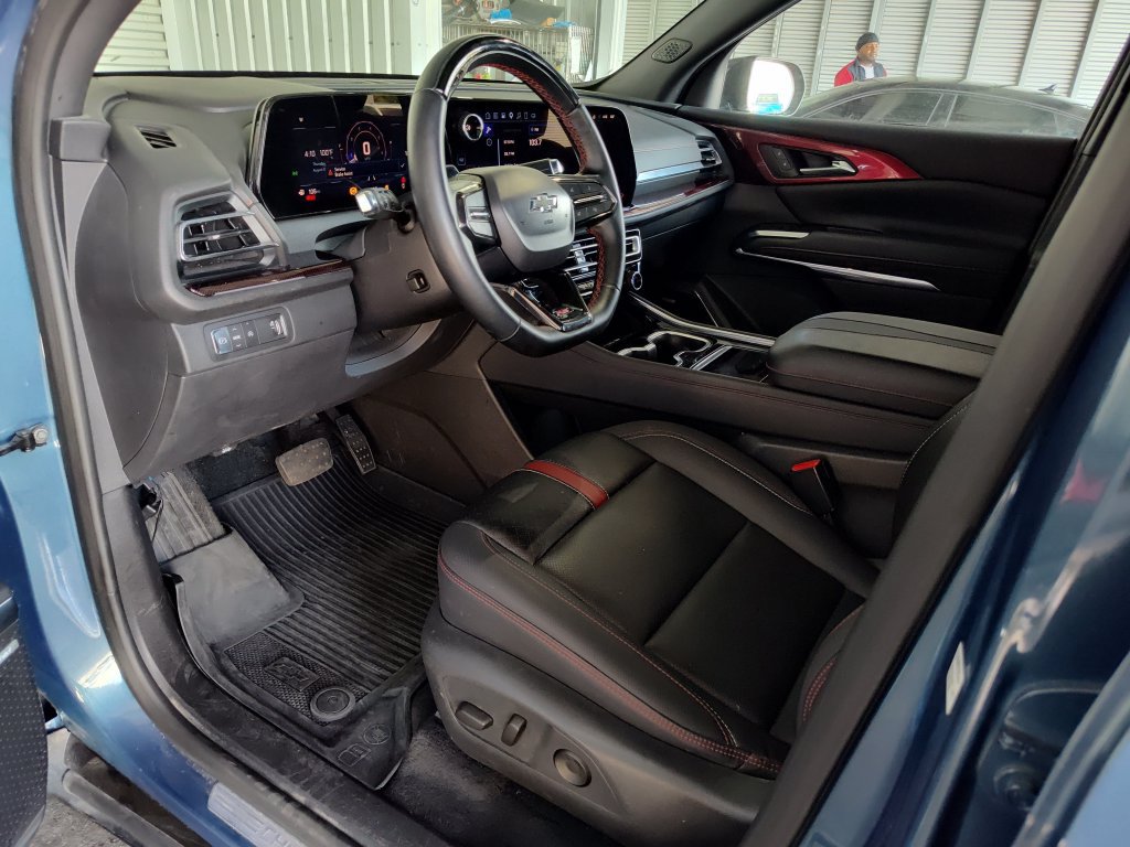 Used 2025 Chevrolet Traverse RS w/ LPO, Floor Liner Package FWD image 2
