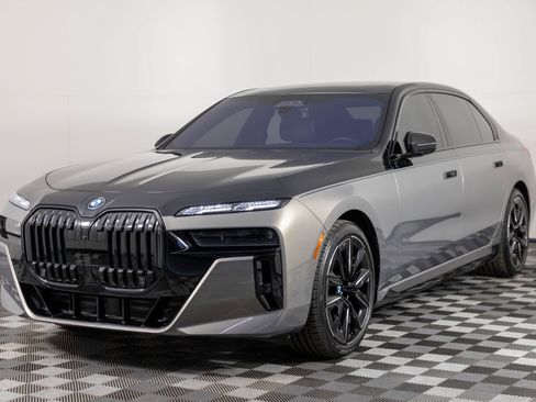 Used 2023 BMW i7 xDrive60 AWD/4WD image 2