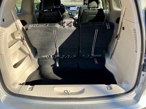 Used 2024 Chrysler Pacifica Touring-L image 21