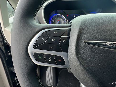 Used 2024 Chrysler Pacifica Touring-L image 26