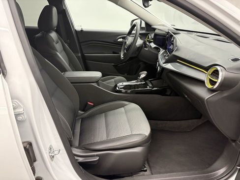 Used 2025 Chevrolet Trax LT image 29