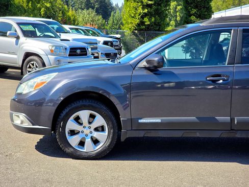 Used 2011 Subaru Outback 2.5i Premium AWD/4WD image 6
