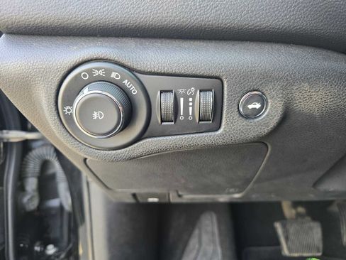 Used 2016 Chrysler 200 S FWD image 25