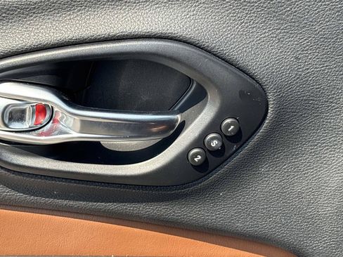Used 2019 Jeep Cherokee Overland FWD image 14
