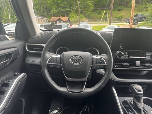 Used 2025 Toyota Highlander LE FWD image 33