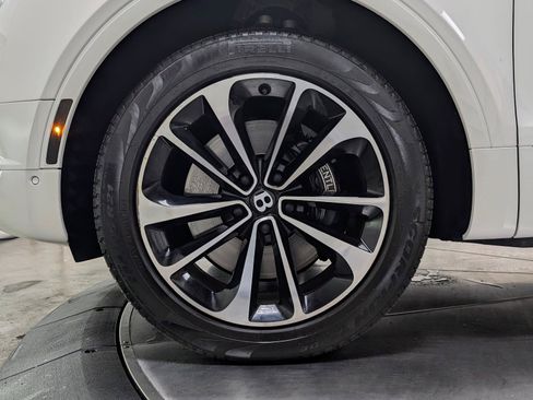 Used 2018 Bentley Bentayga AWD/4WD image 11