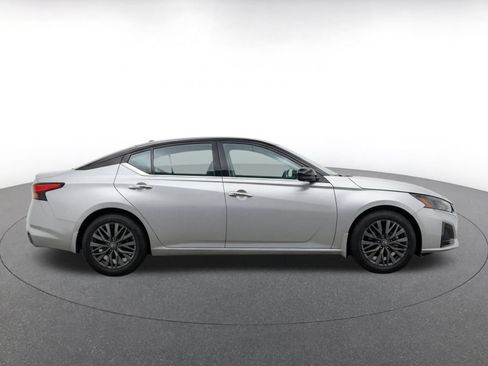 Used 2025 Nissan Altima 2.5 SV FWD image 14