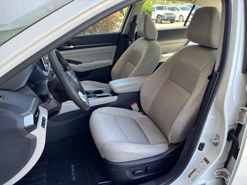Used 2025 Nissan Altima 2.5 SV FWD image 37