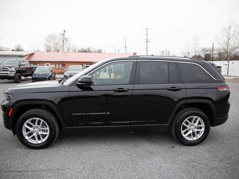 Used 2023 Jeep Grand Cherokee Laredo image 8
