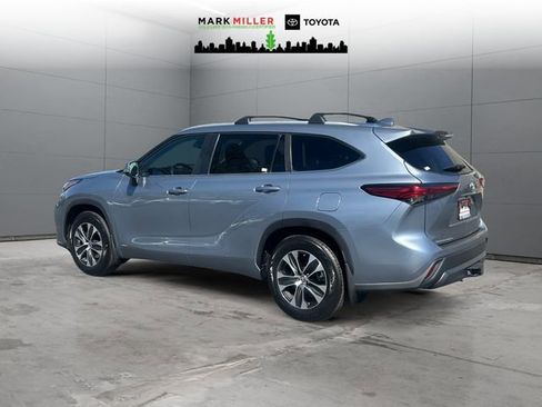 Used 2023 Toyota Highlander XLE image 3