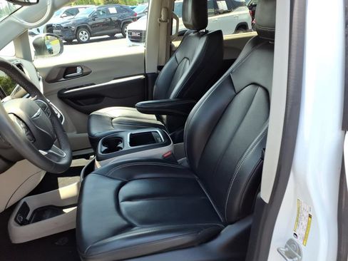 Used 2023 Chrysler Pacifica Touring-L FWD image 15