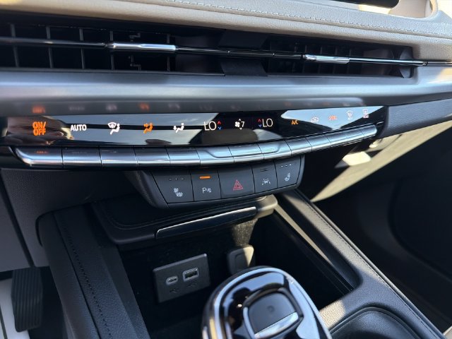 Certified 2024 Cadillac XT4 Luxury w/ Cold Weather Package AWD/4WD image 17
