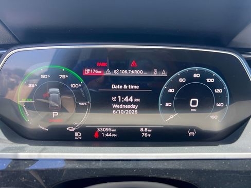 Used 2022 Audi e-tron Premium Plus w/ Premium Plus Package AWD/4WD image 21
