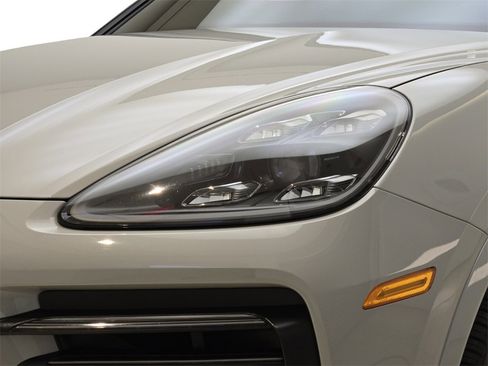 Used 2022 Porsche Cayenne Platinum Edition image 5