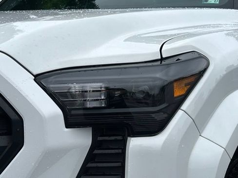 Certified 2024 Toyota Tacoma SR5 AWD/4WD image 19
