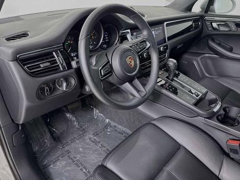 Certified 2025 Porsche Macan image 4