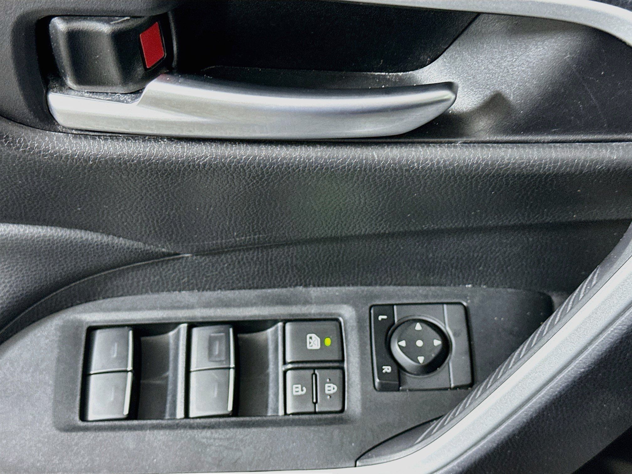 Used 2025 Toyota RAV4 XLE FWD image 15