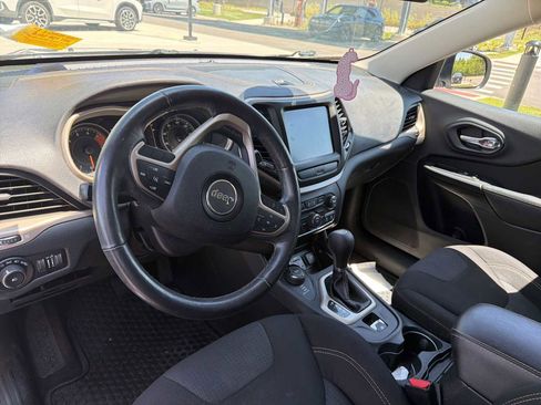 Used 2016 Jeep Cherokee Latitude w/ Cold Weather Group AWD/4WD image 18