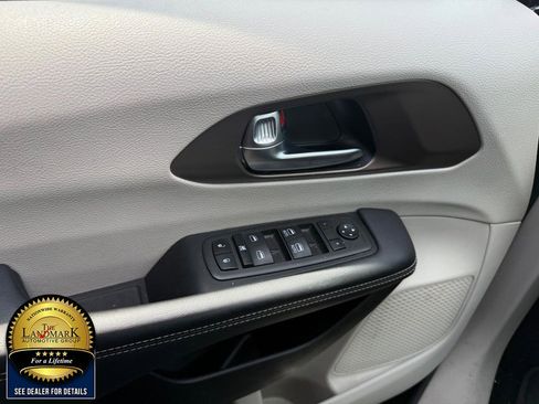 Used 2023 Chrysler Voyager LX image 8