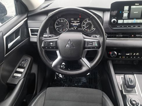Used 2024 Mitsubishi Outlander SE image 16