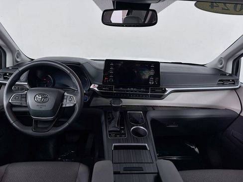 Used 2024 Toyota Sienna Limited image 38