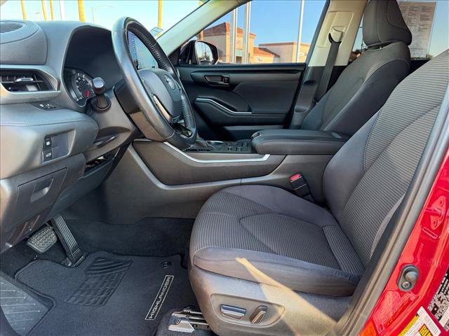 Used 2021 Toyota Highlander LE AWD/4WD image 6