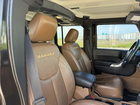 Used 2013 Jeep Wrangler Unlimited Sahara w/ Dual Top Group AWD/4WD image 28
